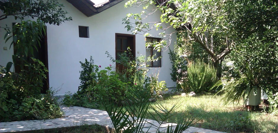 Beyaz pansiyon, yeşil bahçe