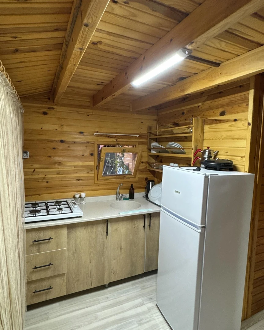 Bungalov içi mutfak ve buzdolabı