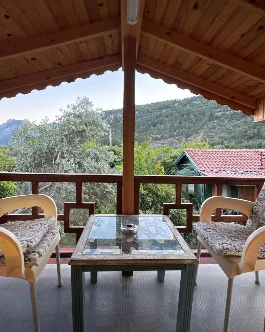 Manzaralı ahşap bungalov balkon masası