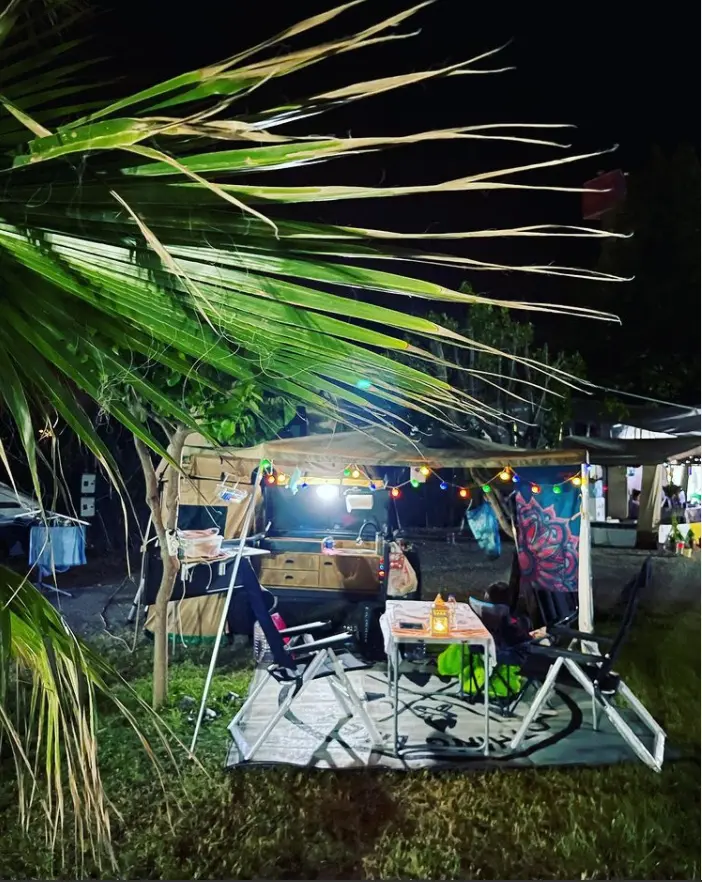 Gece karavan kampı aydınlatmalı