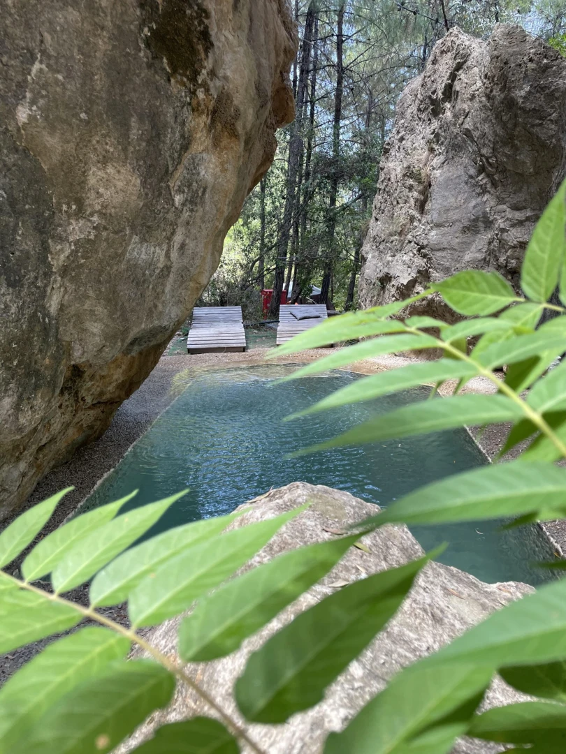 Kayalar arasında doğal yüzme havuzu