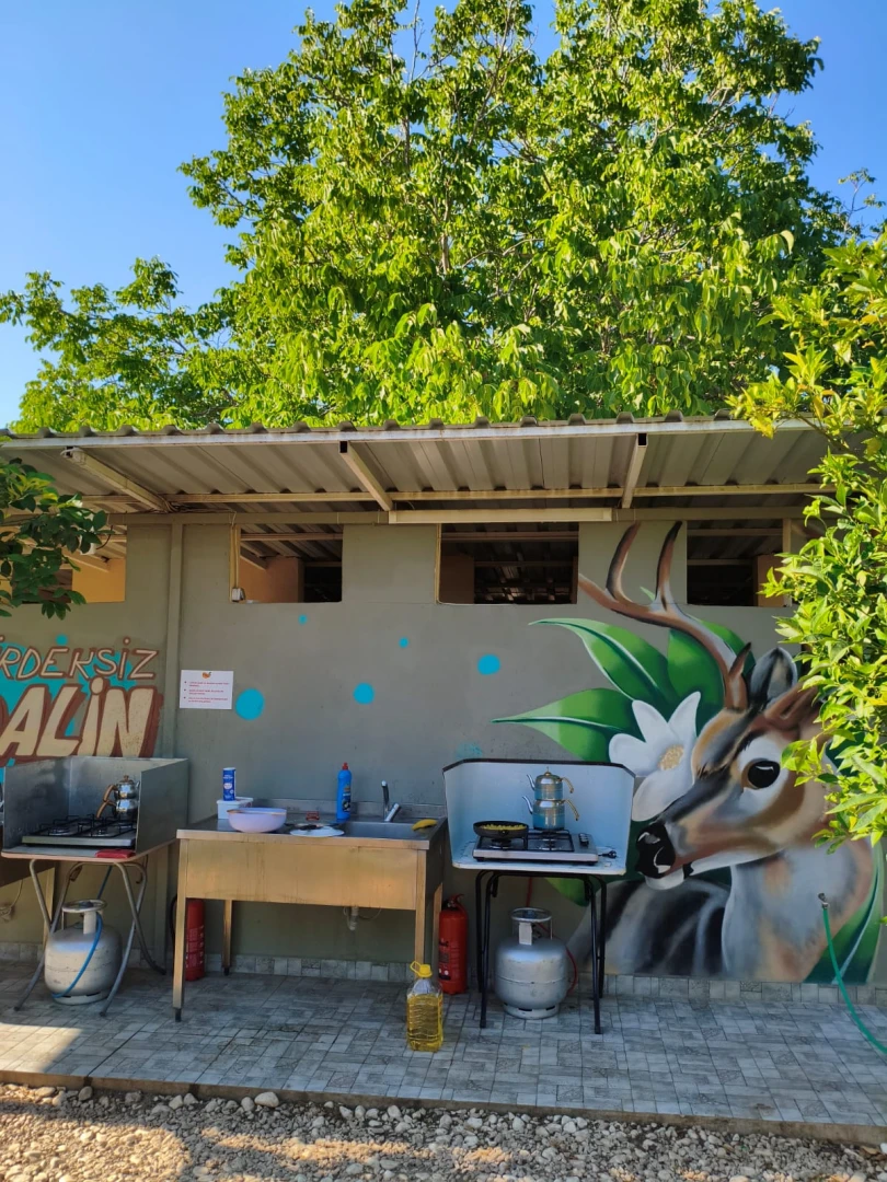 Kamp alanı ortak mutfak bölümü