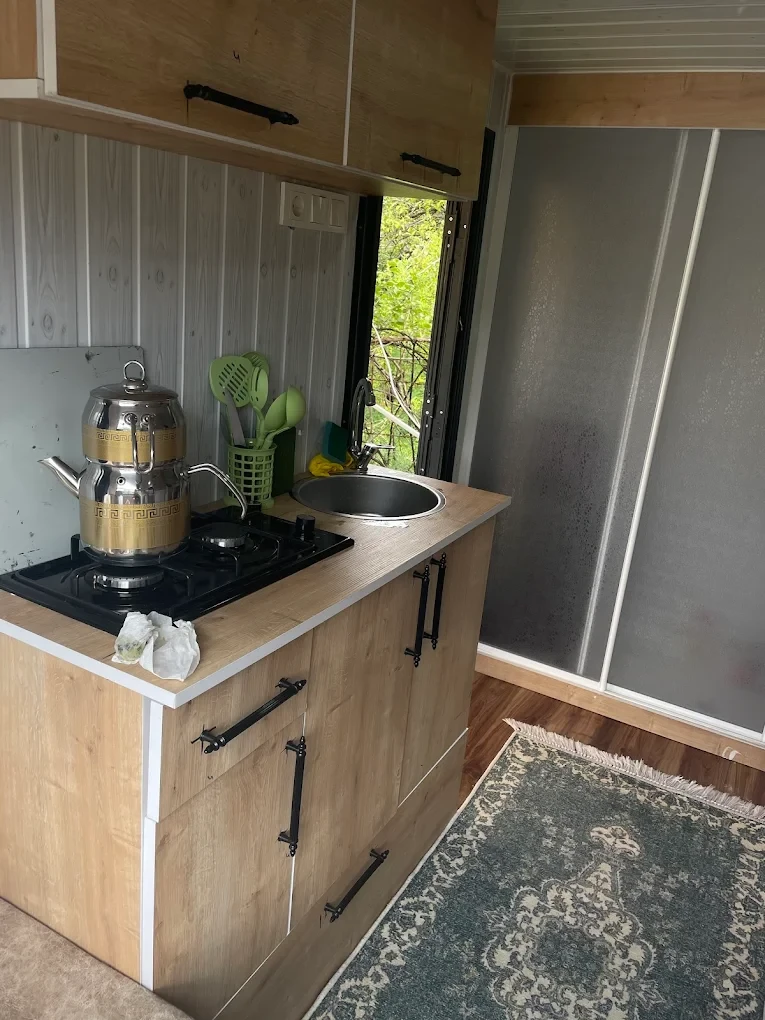 Karavan içi mutfak ve çaydanlık