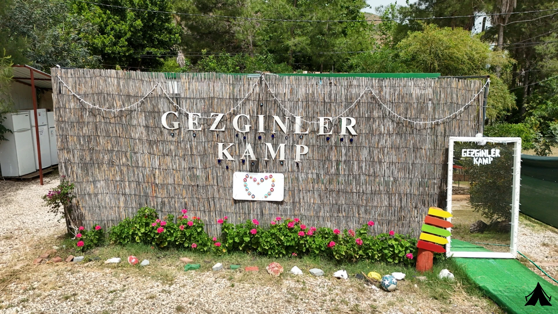 Adrasan Gezginler Kamp giriş tabelası