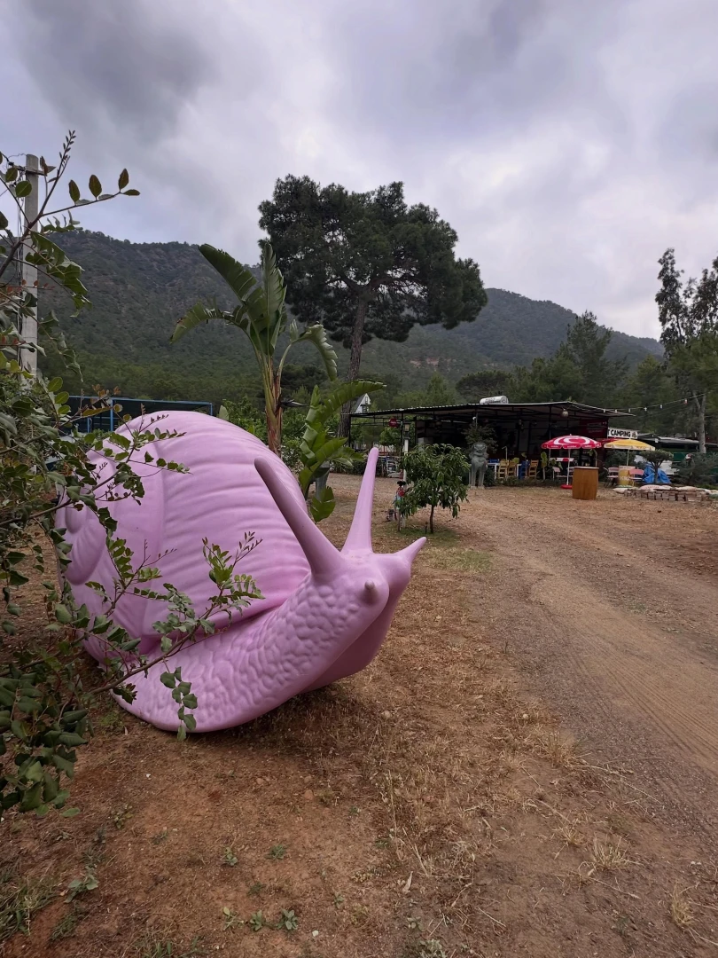 Adrasan Camping pembe salyangoz heykeli