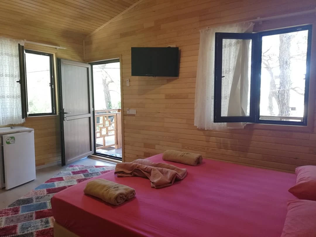 Ahşap bungalov iç mekan yatak